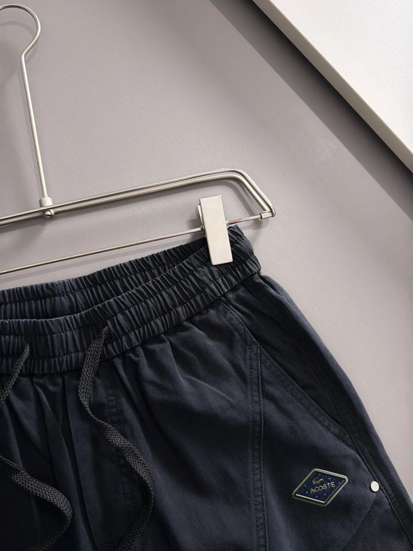 Crocodile 2026 spring and summer New Arrival elastic band casual shorts, counter-customized fabric Breathable, high comfort, impeccable details, brand element design concept, reflecting high quality. It feels delicate and soft! It presents a casual cut and the upper body shape is great! Sizes:S-2XL